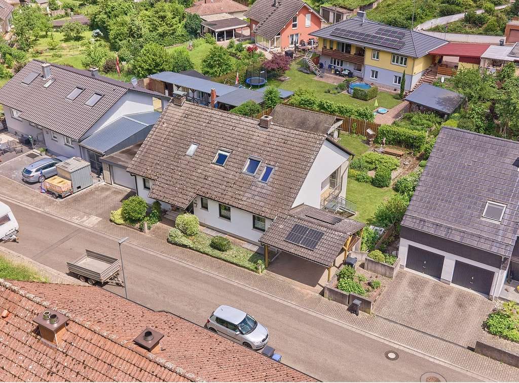 Immobilie in Annweiler am Trifels - ++ Freistehendes Einfamilienhaus mit Garage, Carport, Terrasse & Garten und tollem Trifelsblick ! ++ - Bild 1