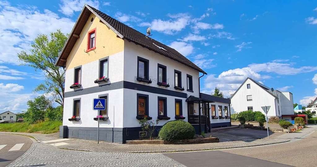 Immobilie in Achern - Wohn- und Geschäftshaus mit 486 m² Fläche und 844 m² Grundstück in einem Stadtteil von 77855 Achern - Bild 2