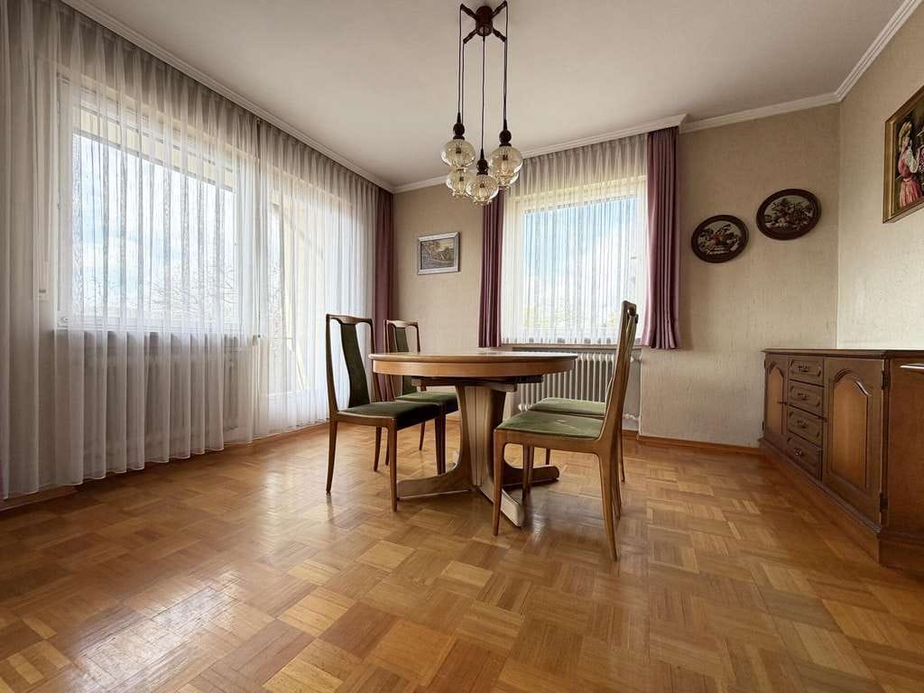 Immobilie in Dornstetten - Familienglück. 7 Zimmer auf 133 qm.
Einliegerwohnung. Tolle Gartenoase. 
Zwei Garagen. TOP-Preis. - Bild 3