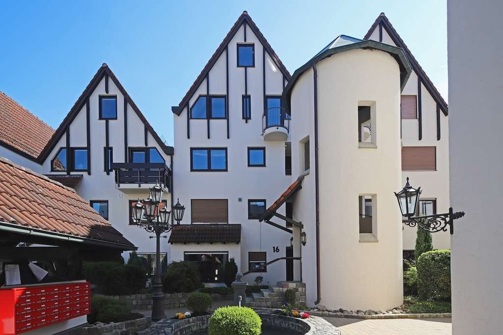 Immobilie in Sindelfingen - Wohnen mit Hauscharakter - Großzügige Maisonette-Wohnung auf 3 Ebenen -  2 TG-Stellplätze inklusive - Bild 0