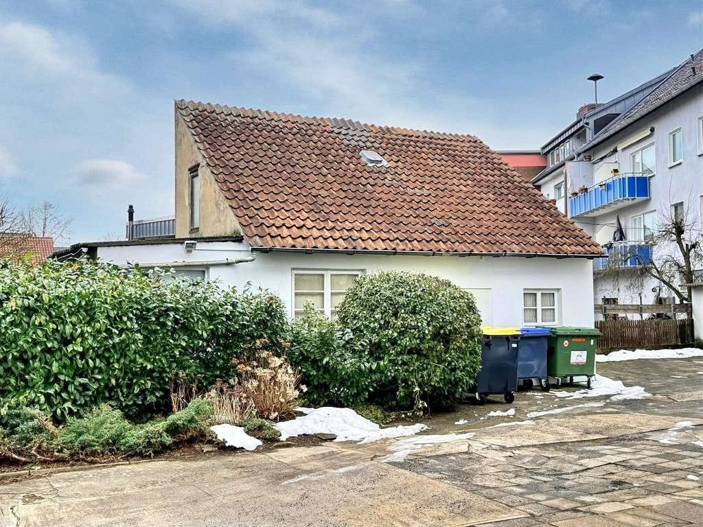 Immobilie in Seelze - Gepflegtes Wohn- und Geschäftshaus mit 7 Einheiten und 4 Garagen direkt im Zentrum von Seelze - Bild 2