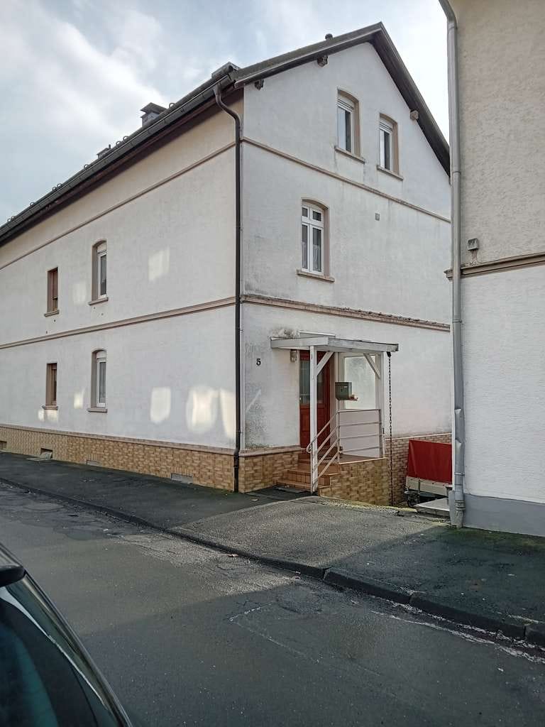 Immobilie in Siegen - Renovierungsbedürftiges 6-Zimmer Haus mit Garage in Siegen - Bild 0
