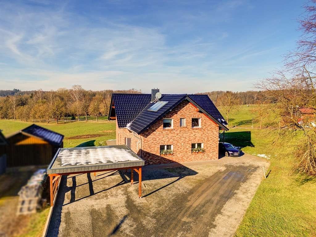 Immobilie in Helmenzen - Exklusives und besonders hochwertig ausgestattetes Zweifamilienhaus in Ortslage; barrierefrei - Bild 1