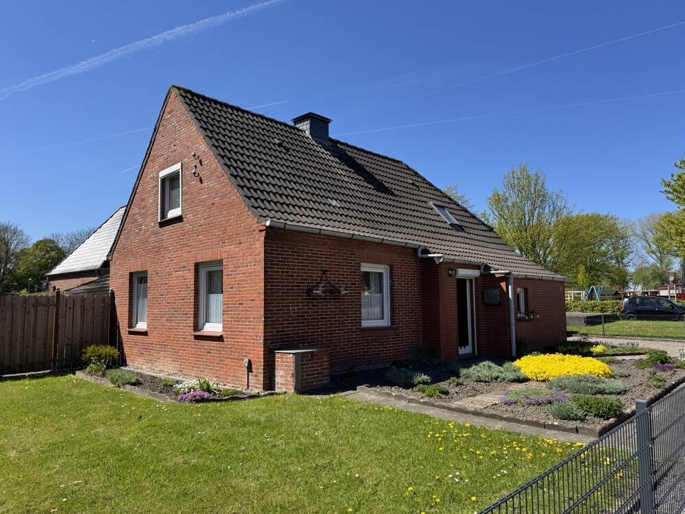 Immobilie in Emden - Renovierungsbedürftiges Einfamilienhaus mit Garage, Carport und großzügigem Grundstück - Bild 1