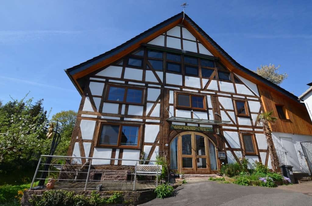 Immobilie in Golmbach - Fachwerkhaus in landschaftlich reizvoller Dorfrandlage mit Sicht in die - Rühler-Schweiz - - Bild 1
