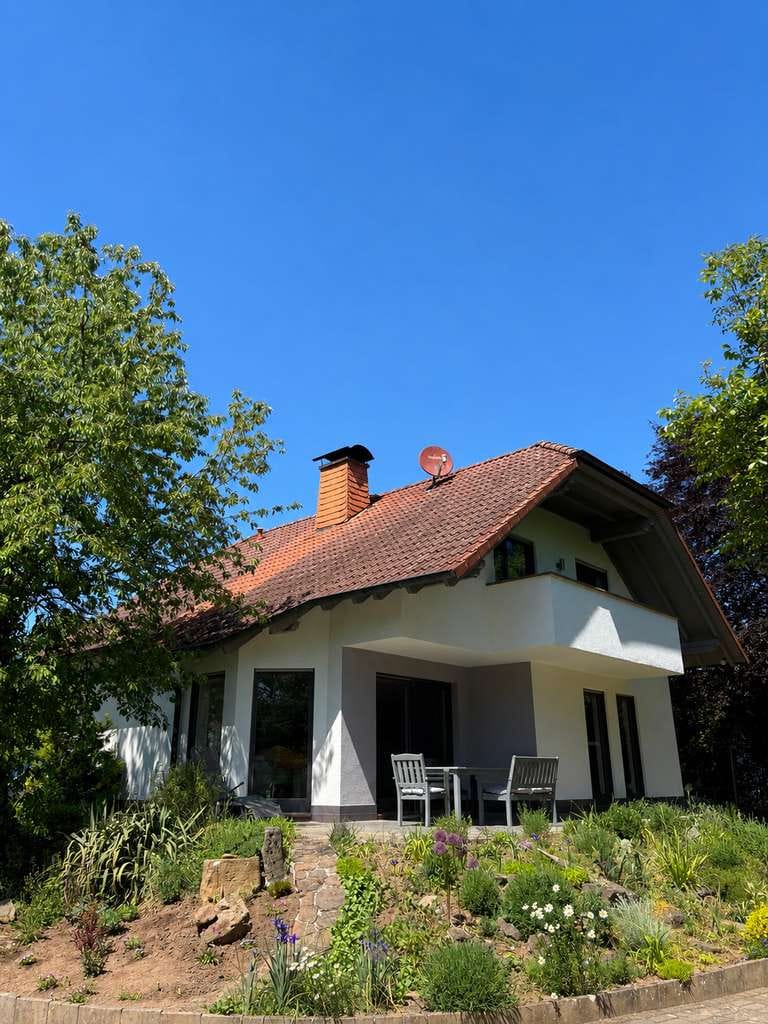 Immobilie in Großenlüder - Freistehendes, massiv gebautes Einfamilienhaus mit großzügigem Garten - Bild 1