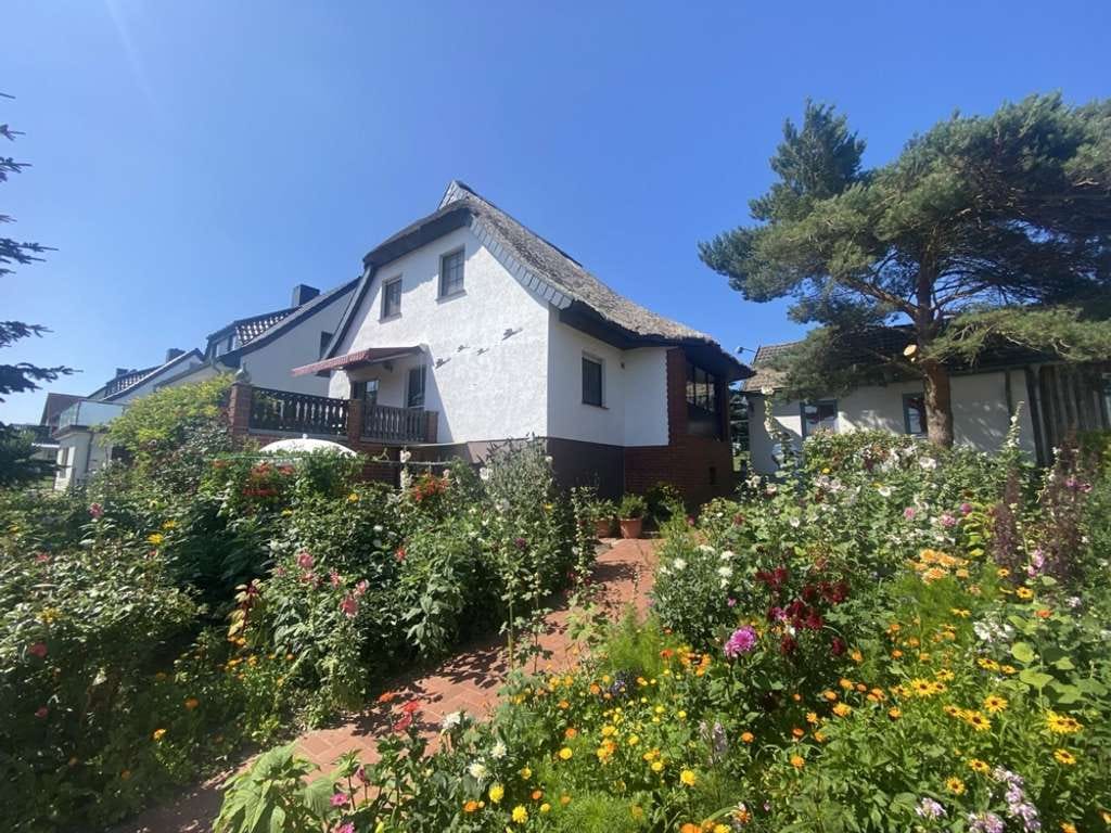 Immobilie in Insel Hiddensee - Inselfeeling pur – idyllisches Reetdachhaus mit 2 zusätzlichen Ferienwohnungen, Sauna & Nebengelass  - Bild 1