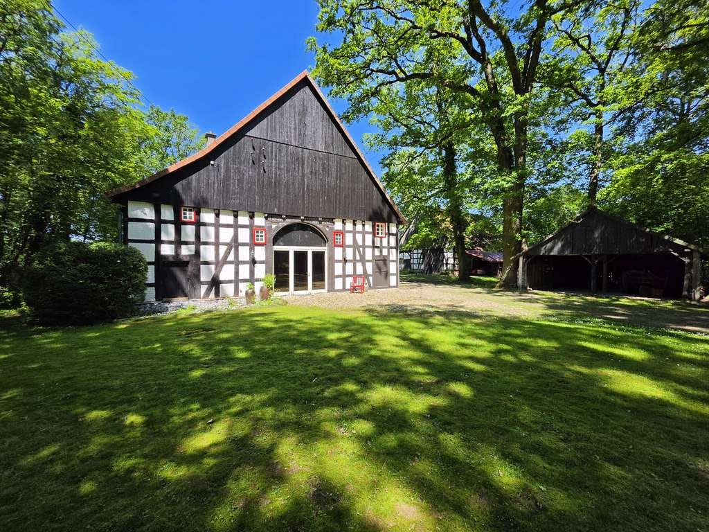 Immobilie in Hövelhof - Großzügiges Zuhause im Grünen - Historisches Einfamilienhaus mit großem Grundstück in Hövelhof - Bild 1