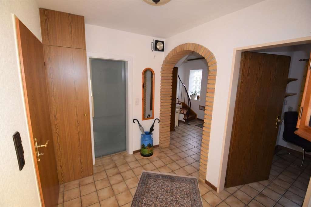 Immobilie in Leer - Leer - zenrale Lage - Gepflegtes Wohnhaus mit Wintergarten und großer Garage - Bild 4