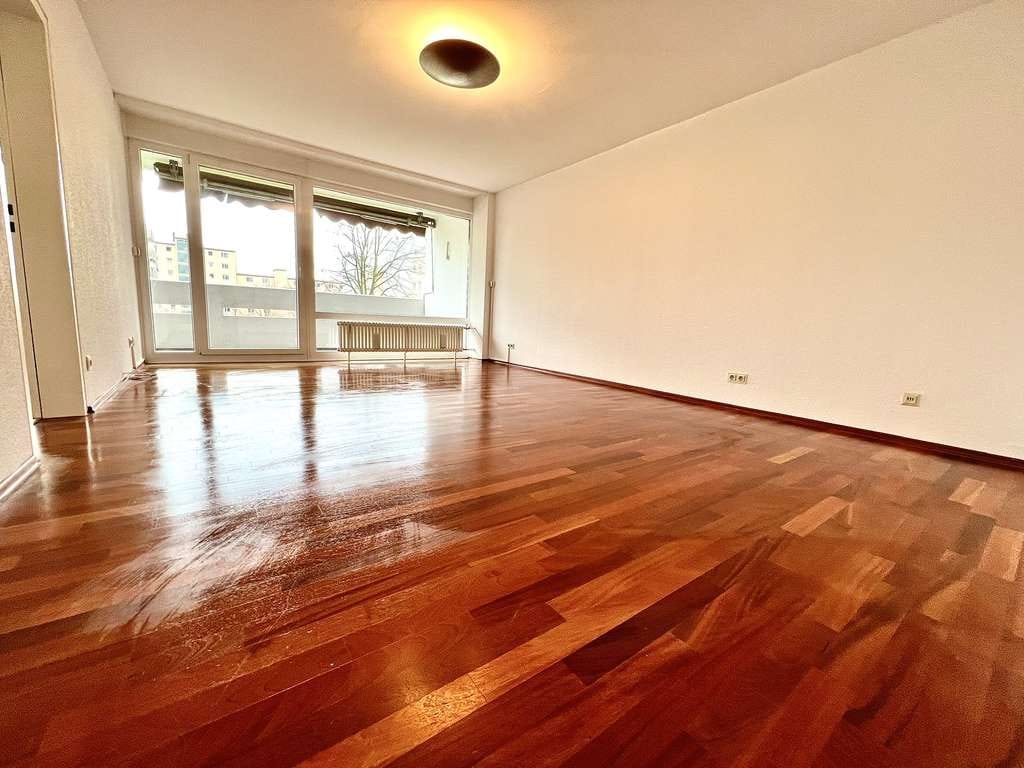 Immobilie in Neu-Isenburg - Sonnige Wohnung mit großem Balkon, Einbauküche und Stellplatz - Bild 1