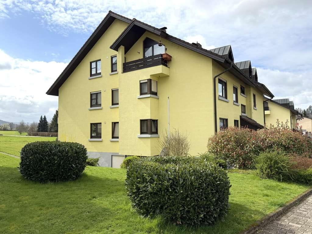 Immobilie in Zell am Harmersbach - Bezugsfreie 4,5-Zimmer-Wohnung mit Loggia und Tiefgaragenstellplatz in ruhiger Lage - Bild 1