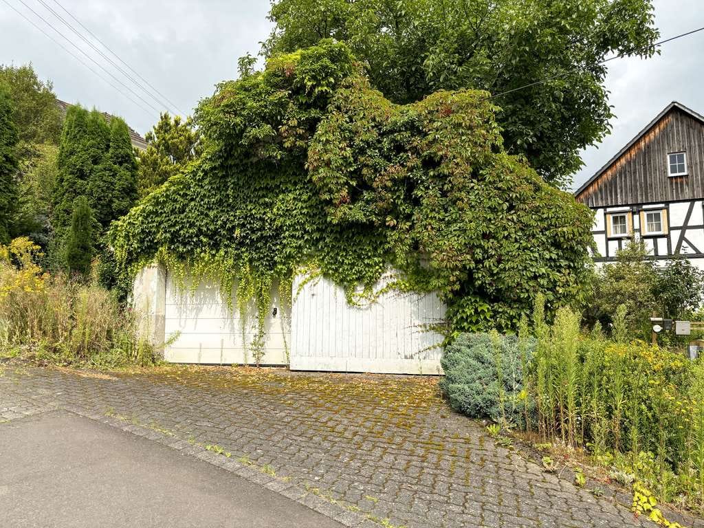 Immobilie in Hamm (Sieg) - Ruhig gelegenes Einfamilienhaus mit Garten, zwei Garagen und Scheune in idyllischer Lage! - Bild 3