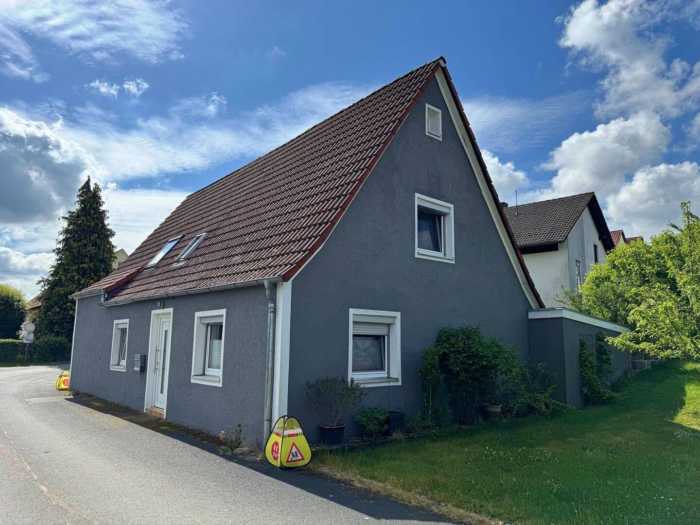 Immobilie in Weisendorf - Gemütliches und energieeffizientes Einfamilienhaus mit Garten, Einbauküche und Carport - Bild 2