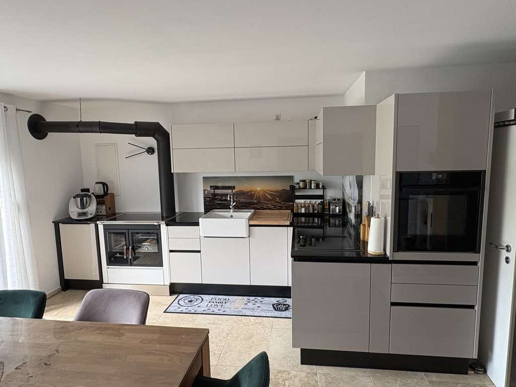 Immobilie in Burgkirchen an der Alz - MEHRFAMILIENHAUS MIT 4 EINHEITEN UND NEUER WÄRMEPUMPE  ! - MODERNISIERT - PV-ANLAGE MIT SPEICHER - - Bild 2