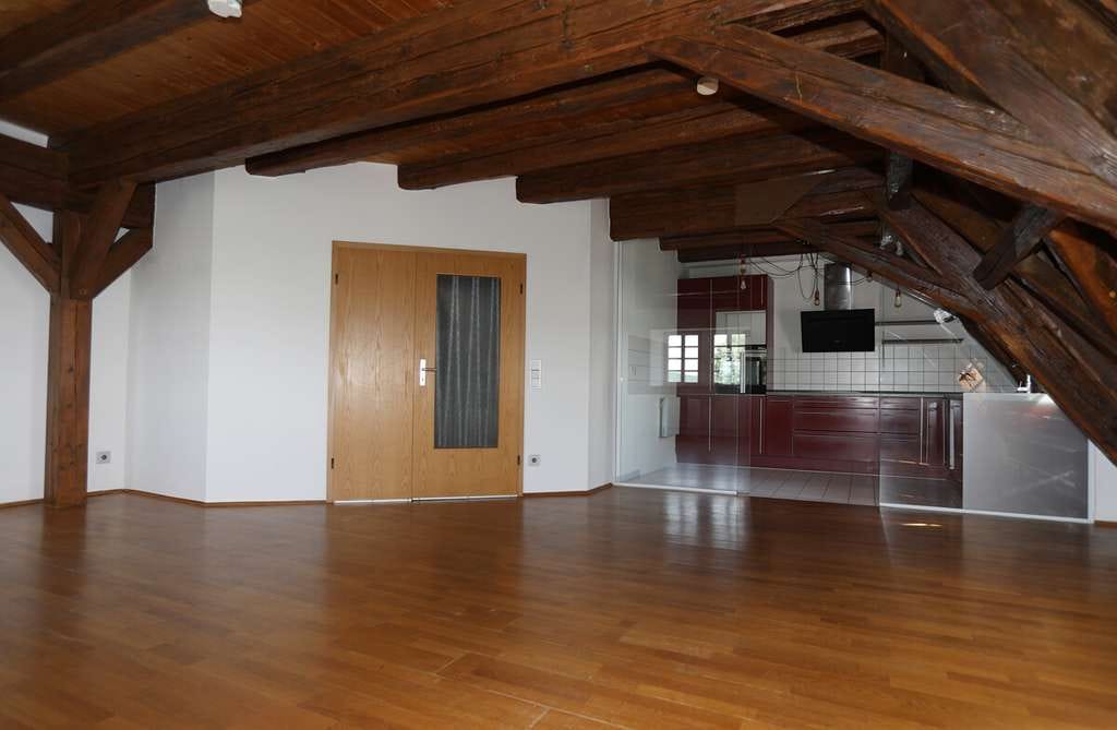 Immobilie in Zaberfeld - 5-Zimmer-Maisonette-Wohnung mit viel Charme und Holz - Bild 1
