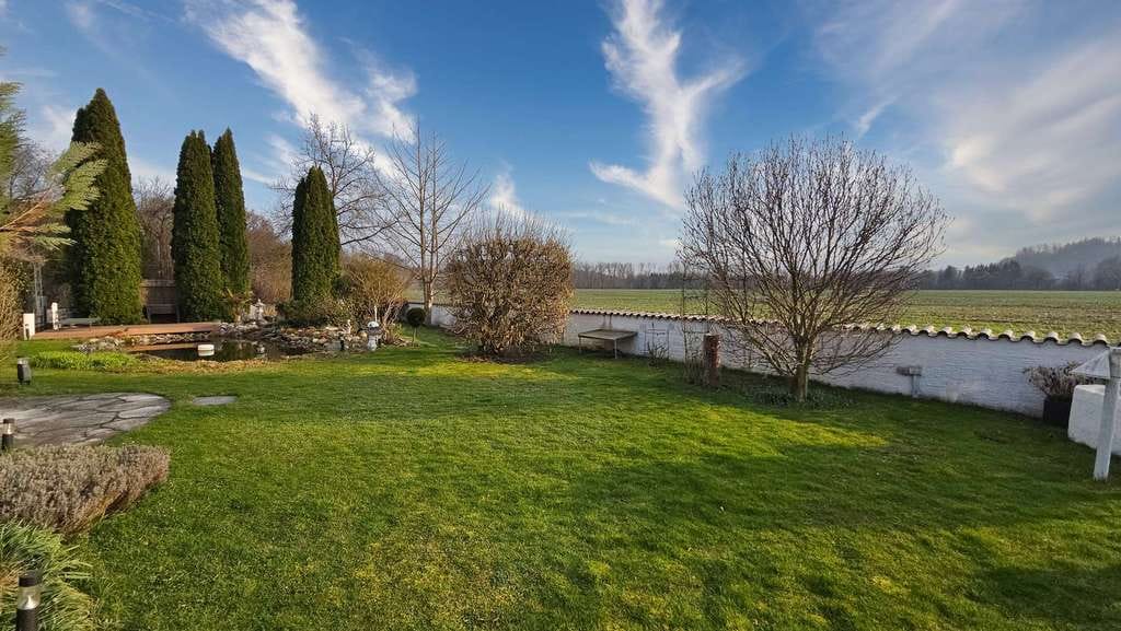 Immobilie in Trostberg - Großzügiger Landsitz mit 1.150qm Gartengrundstück, Schwimmbad und 2 Garagen in Trostberg - Bild 0
