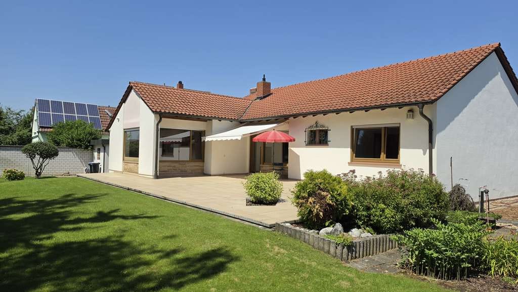 Immobilie in Hochdorf-Assenheim - Sehr gepflegter lichtdurchfluteter Bungalow mit großem Grundstück und Terrasse in der Vorderpfalz - Bild 2