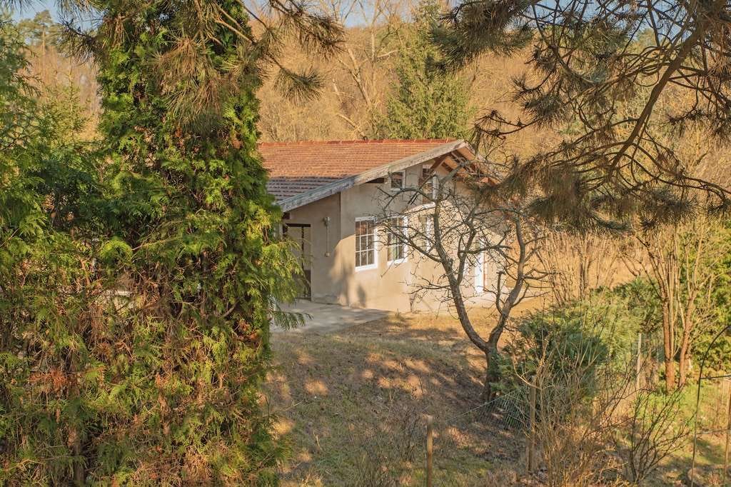 Immobilie in Lychen - Erholungsgrundstück in Hanglage mit Wochenendhaus im Rohbau ohne Ausstattung / ohne Installationen - Bild 2