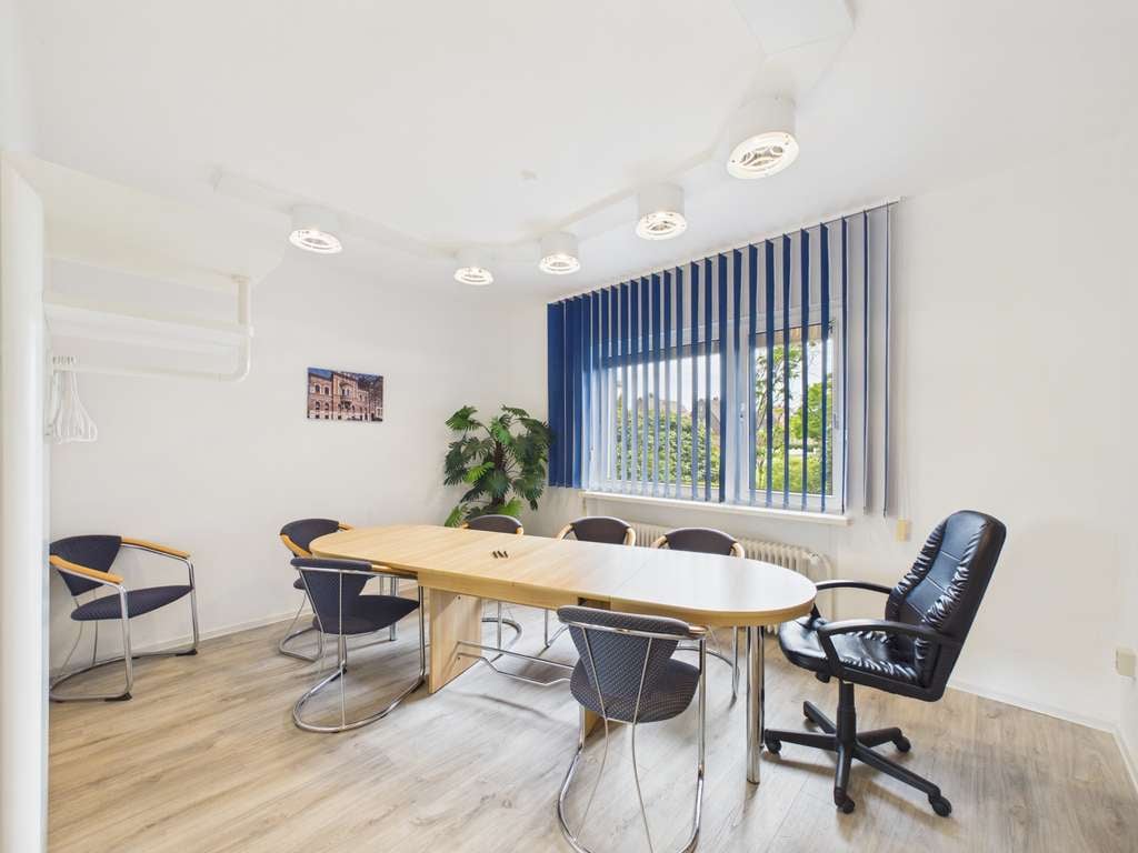 Immobilie in Zetel - Vielseitiges Wohn- und Geschäftshaus mit zwei Wohneinheiten und großzügiger Gewerbefläche in Zetel - Bild 2
