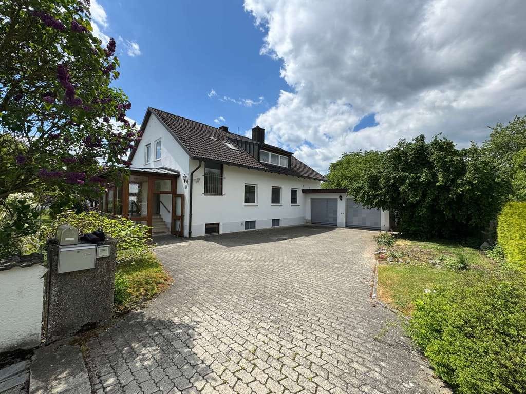 Immobilie in Erdweg - Ein Zuhause mit Freiraum: Zweifamilienhaus auf traumhaft großem Gartengrundstück! - Bild 0