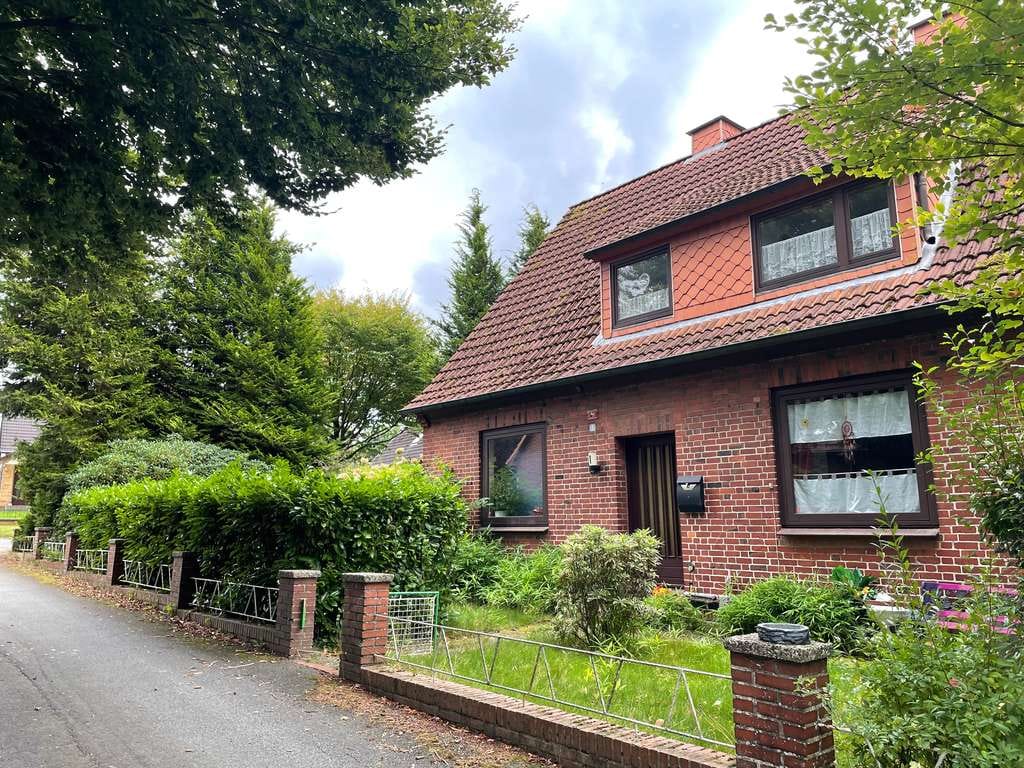 Immobilie in Rosengarten - Potenzial in Toplage: Sanierungsbedürftiges Zweifamilienhaus auf ca. 1.352 m² großem Eckgrundstück - Bild 0