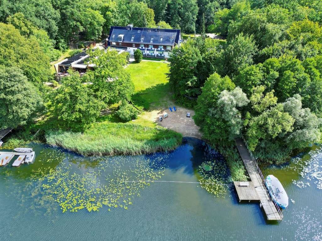 Immobilie in Lärz - Exklusives Wohnen am See: Stilvolles 2-Zimmer-Apartment mit direktem Seeblick in Lärz - Bild 0