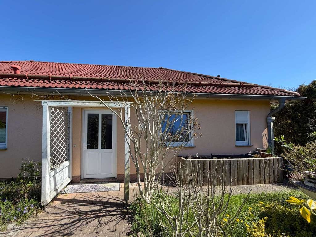 Immobilie in Finsterwalde - Einfamilienhaus im Bungalowstil in Finsterwalde Nord mit Pool - Bild 1