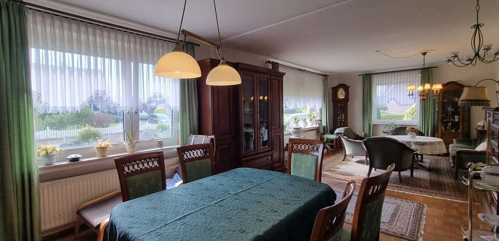 Immobilie in Bad Zwischenahn - Großes Einfamilienhaus mit Einliegerwohnung auf ca. 181 m² in bester Lage von Petersfehn I - Bild 2