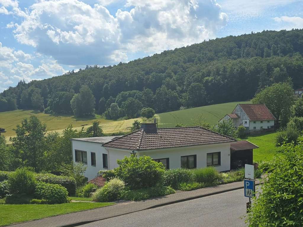 Immobilie in Schieder-Schwalenberg - Großzügiges Zweifamilienhaus in charmanter Lage zwischen Feld und Waldrand in Schieder-Glashütte - Bild 3