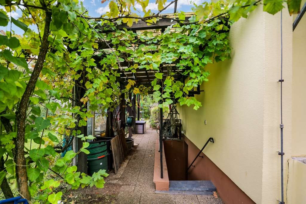 Immobilie in Spardorf - IMMOPARTNER –CHARMANTES REIHENECKHAUS MIT GROSSEM SONNENGARTEN IN RUHIGER LAGE - Bild 2