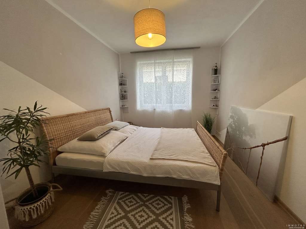 Immobilie in Klausen - Modernes Zweifamilienhaus mit Carport, Terrasse und Garten - Bild 3