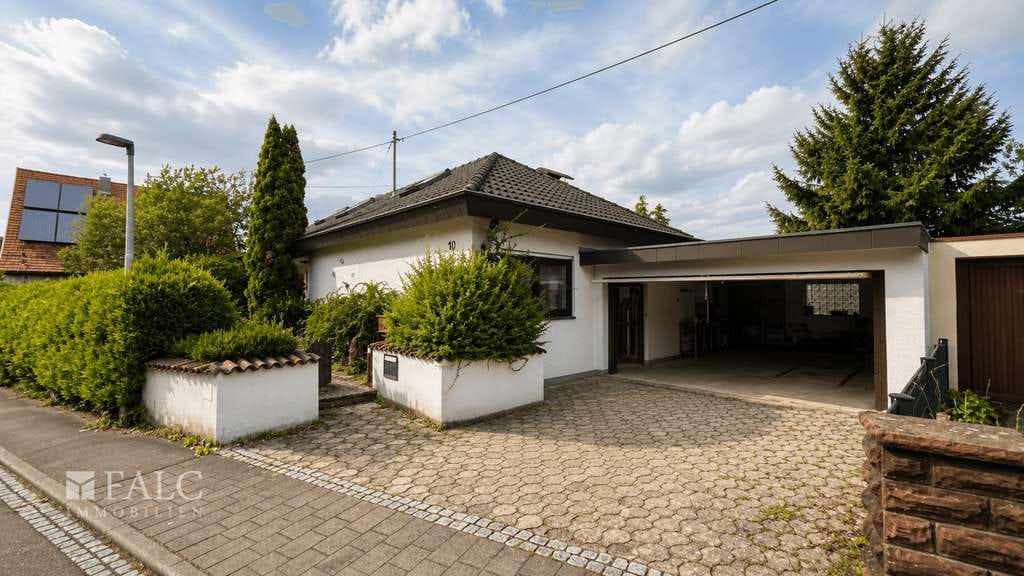 Immobilie in Erdmannhausen - Großzügiges Einfamilienhaus mit Einliegerwohnung und traumhaften Gartengründstück - Bild 3