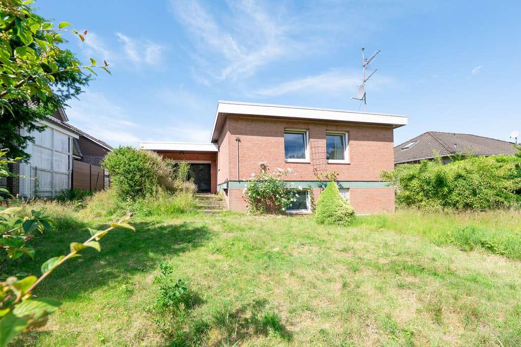 Immobilie in Fredenbeck - Familienfreundliches Split-Level-Haus mit Kamin, Souterrain und großem Garten am Naturschutzgebiet - Bild 0