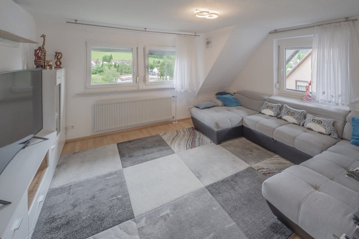 Immobilie in Unterkirnach - Wohnen wie im eigenen Haus -6,5-Zimmer-Eigentumswohnung - Bild 1