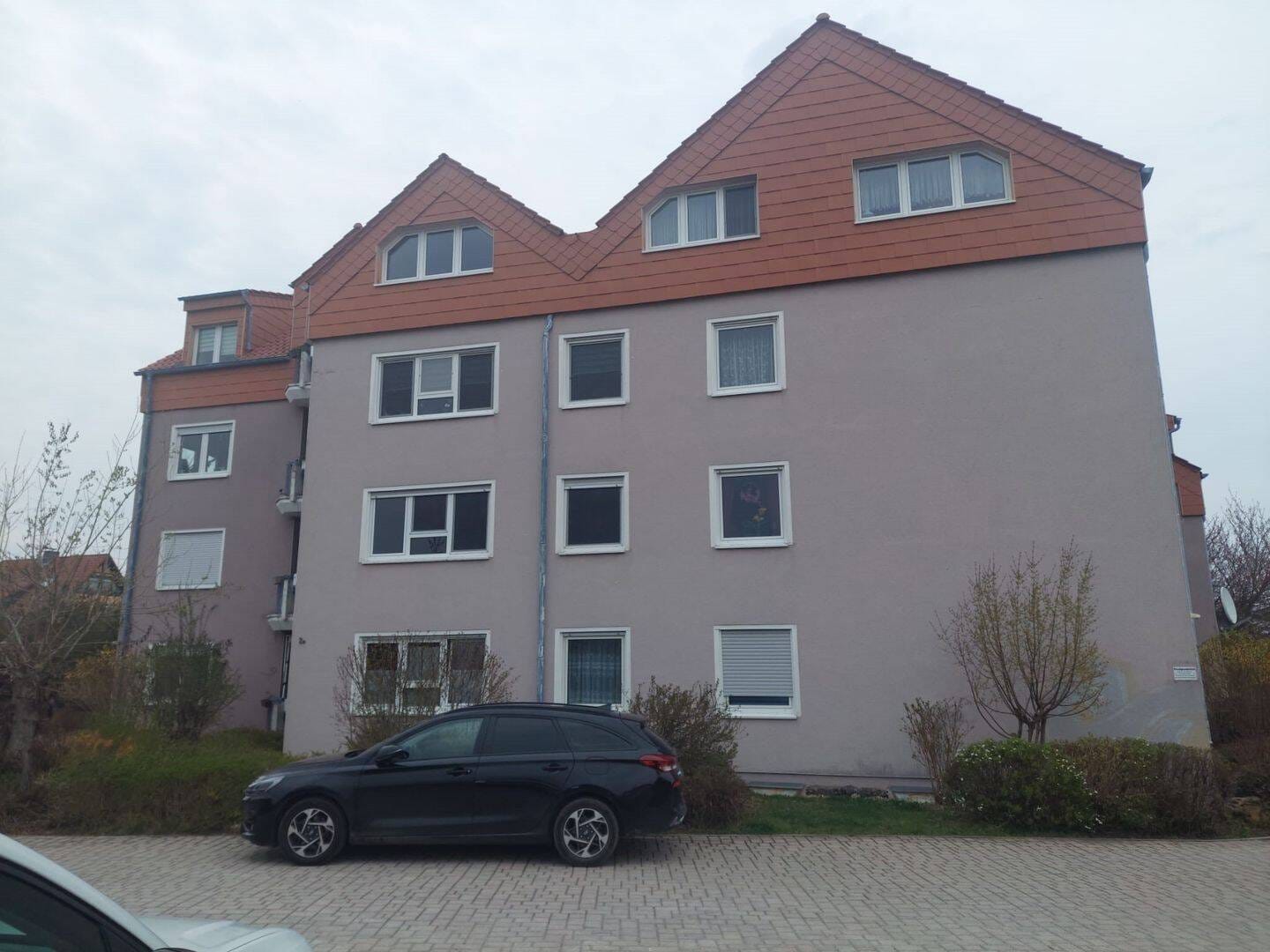 Immobilie in Eisenberg - Eigentumswohnung - voll möbiliert - in einem Mehrfamilienhaus in Hainspitz zu verkaufen - Bild 0