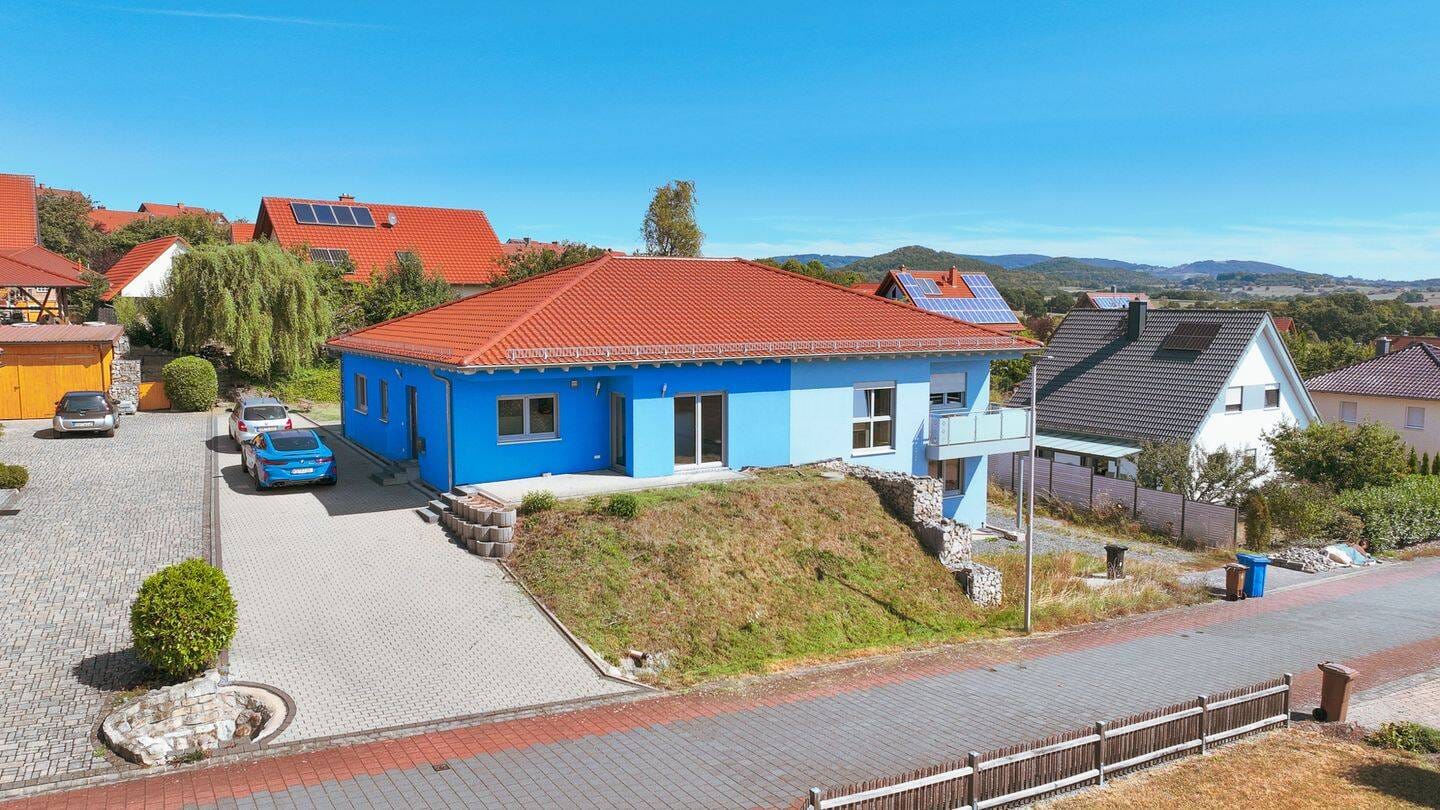 Immobilie in Oberleichtersbach - Doppelhaushälfte/Bungalow mit Garten und hochwertiger Ausstattung - Bild 0