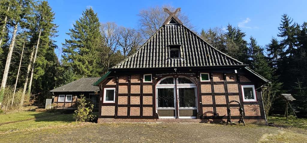 Immobilie in Hemsbünde - Alleinlage mit traumhaftem Waldgrundstück: Historisches Fachwerkhaus mit separatem Bungalow - Bild 3