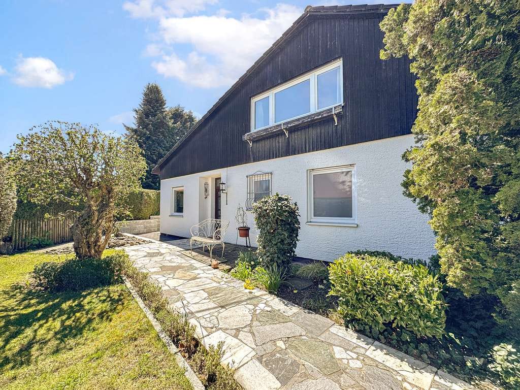 Immobilie in Gablingen - Schönes Familienhaus mit großem Garten,  Doppelgarage und Werkstatt - Bild 0