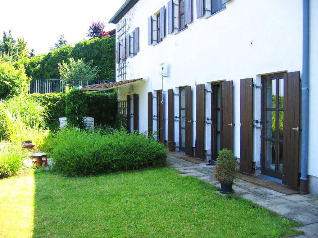 Immobilie in Obertraubling - Einzigartige Liebhaberwohnung in Oberhinkofen: Offene 2,5 Zimmer Souterrain-Oase mit 250 m² Garten - Bild 0