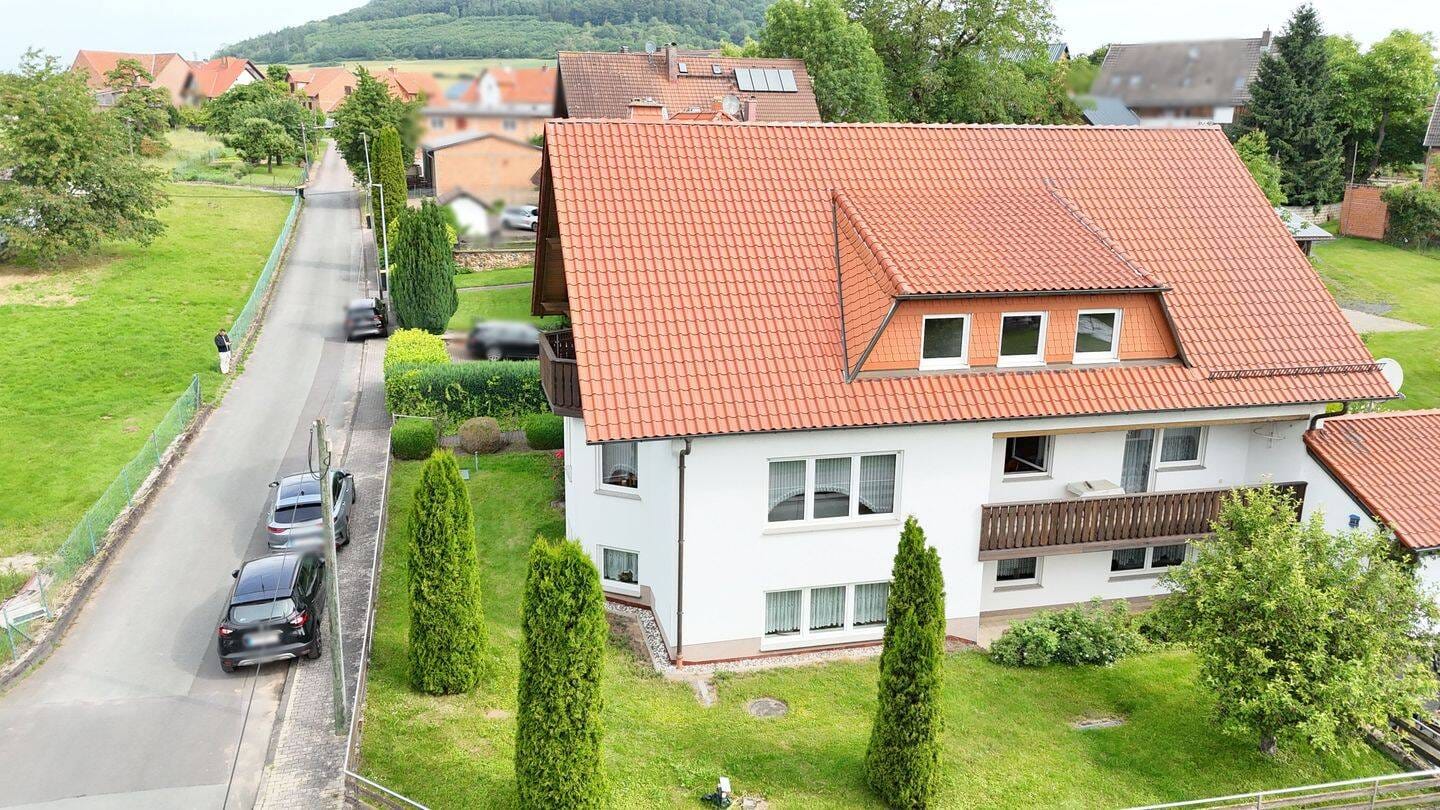 Immobilie in Wolfhagen - Solides, gepflegtes Haus mit bis zu 3 Parteien, Eigennutzung o. Vermietung möglich, an Feld & Wiesen! - Bild 1