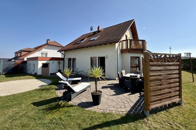 Immobilie in Reinsfeld - Gepflegtes Einfamilienhaus in Reinsfeld mit Kamin, Garten und Balkon - Bild 3