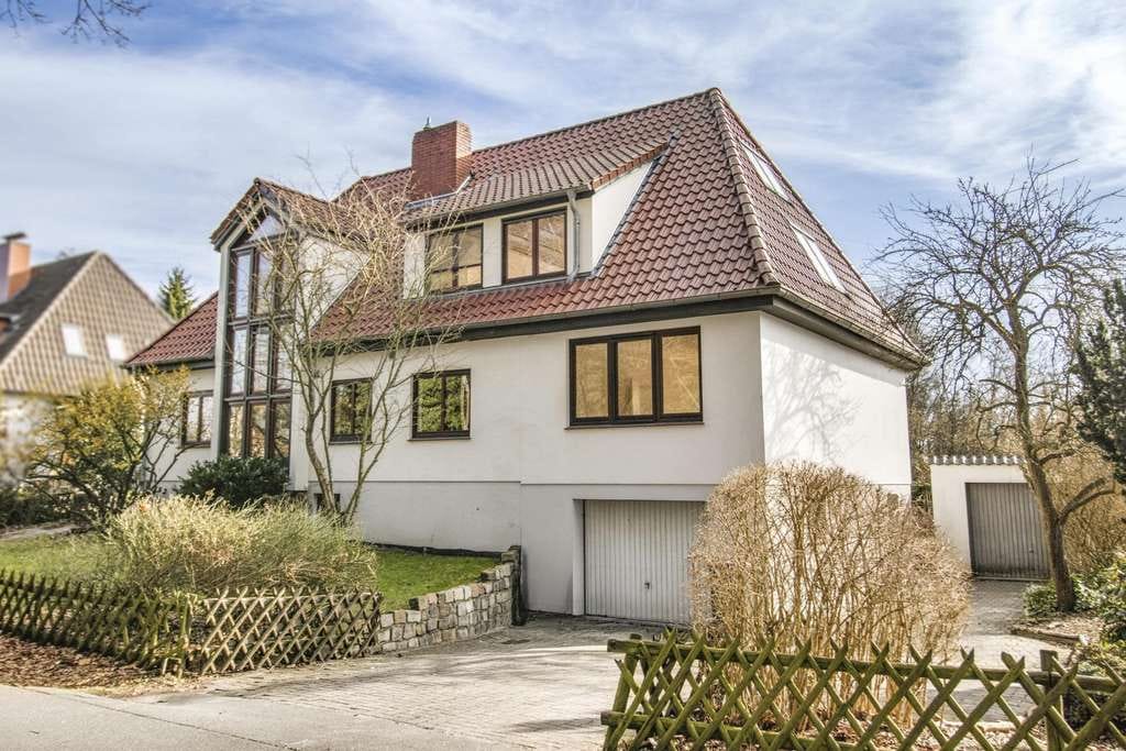 Immobilie in Lilienthal - Lilienthal-Heidberg: Großzügiges freistehendes Einfamilienhaus auf einem über 3.000 m² Grundstück - Bild 0