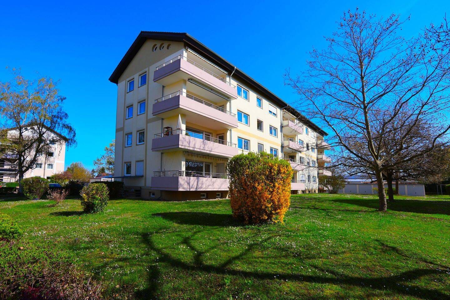 Immobilie in Breisach am Rhein - 3,5 Zimmer Wohnung mit Südbalkon und Garage - Bild 0