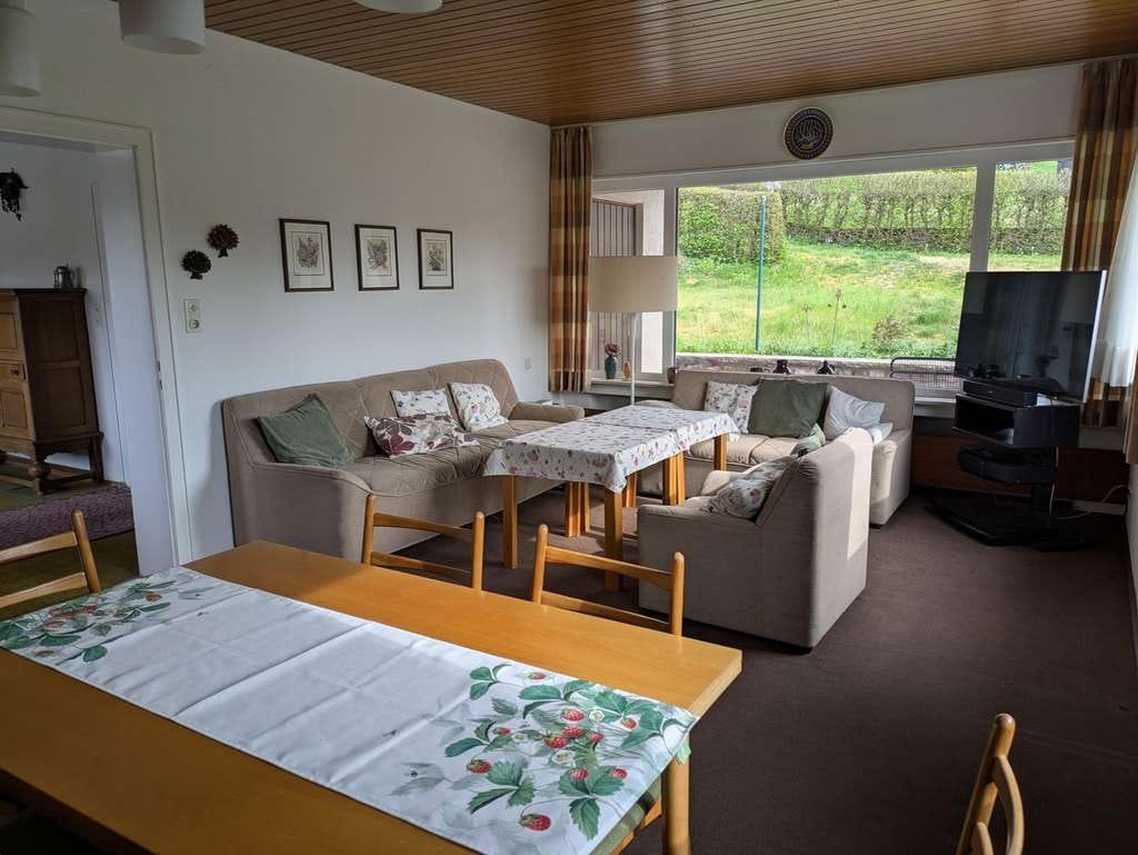 Immobilie in Hilders - Seltene Gelegenheit in der Rhön - Charmantes, rollstuhlgeeignetes Architekten-Chalet in Ortsrandlage - Bild 1