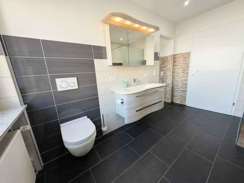 Immobilie in Unterkirnach - Hochwertig modernisiertes Mehrfamilienhaus mit 5 Wohneinheiten und attraktiven Mieteinnahmen - Bild 3