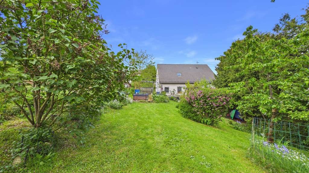 Immobilie in Lipporn - 205 m² Wohnkomfort auf 690 m² Grundstück – Zweifamilienhaus mit Gartenidylle - Bild 2