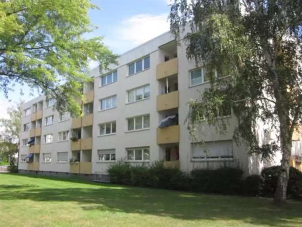 Immobilie in Rodgau - Kapitalanlage in Rodgau: Gepflegte 4-Zimmer-Wohnung mit Balkon im 1. Obergeschoss eines MFH - Bild 0