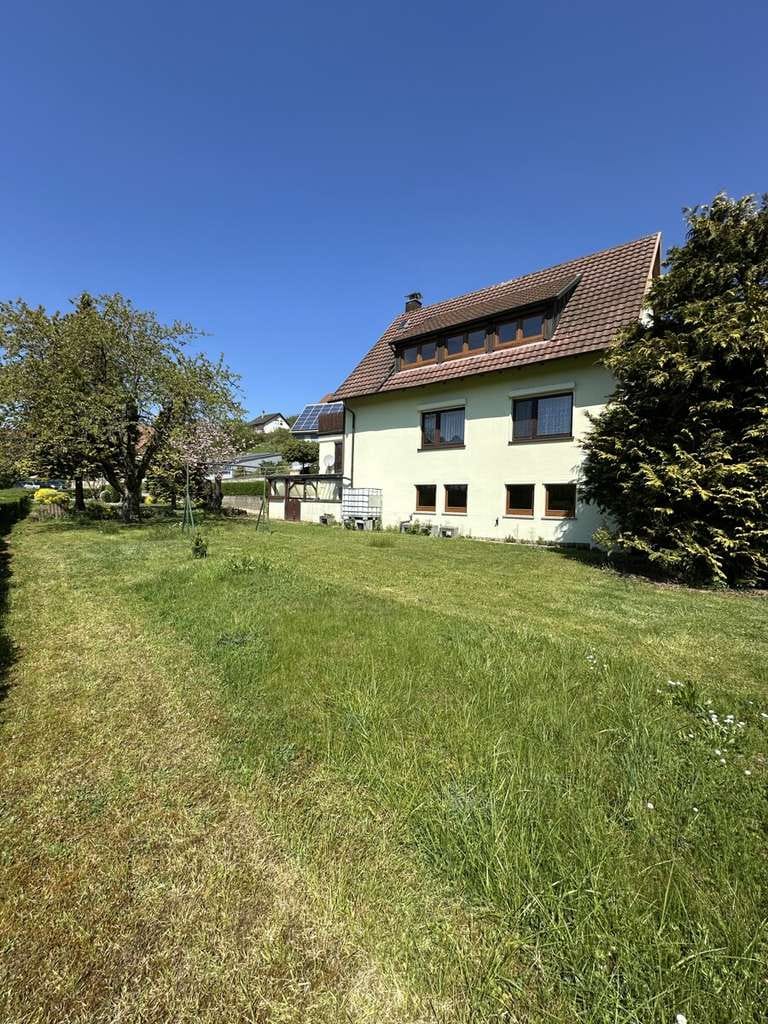 Immobilie in Schöntal - Charmantes Einfamilienhaus mit Garage, Dachterrasse u. großem Grundstück in schöner Lage. - Bild 2