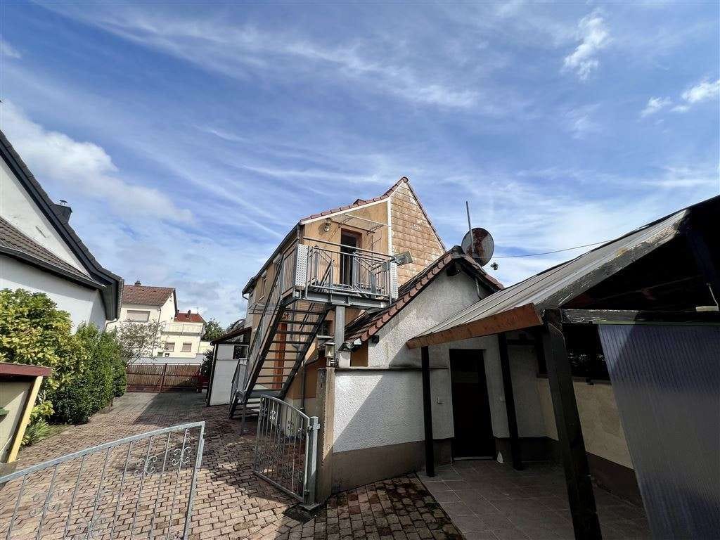 Immobilie in Eggenstein-Leopoldshafen - Teilsanierte DHH (2 Apartments) in Egg.-Leopoldshafen mit Hof, Carport + Gartengrundstück! - Bild 2