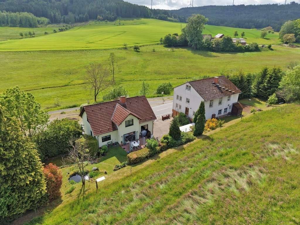 Immobilie in Mossautal - Viel Platz für große Familien, Tierhaltung und vieles mehr! Zwei Häuser, Wiese, Parkplatz - Bild 1